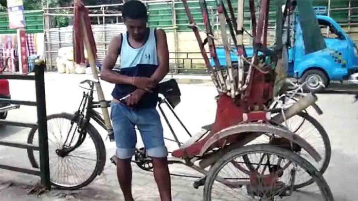 Rikshaw puller injecting drugs near Cachar DC office at Silchar